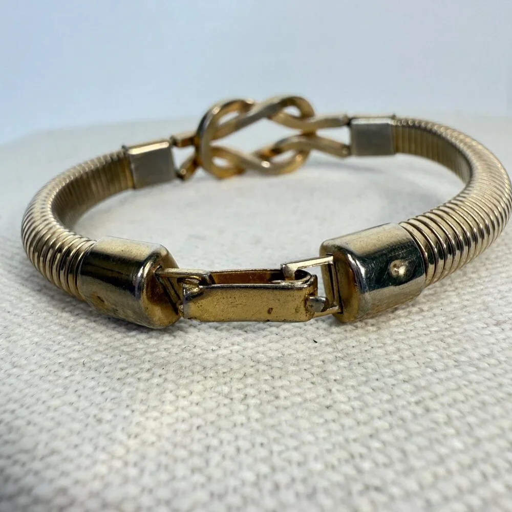 Brookcraft Knot Bracelet Signed Gold-Tone‎ Vintage